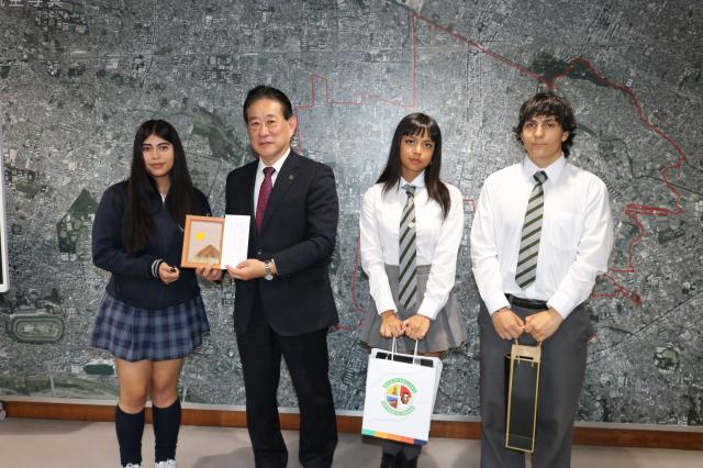 画像：河村市長と留学生の皆さんの写真