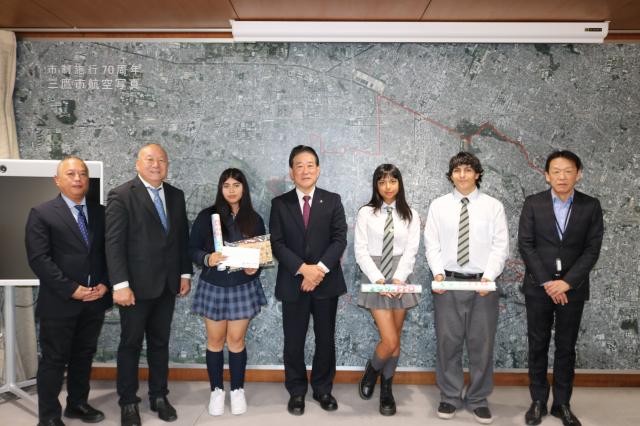 画像：河村市長と留学生の皆さんなど関係者の記念写真