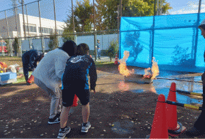 画像：写真・AED操作体験のようす（拡大画像へのリンク）