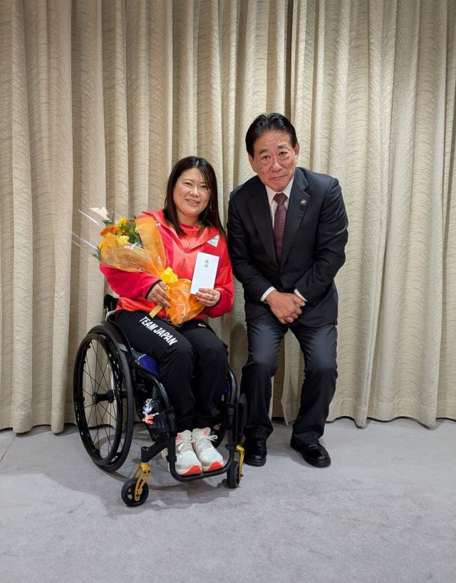 画像：岩佐綾香さんとお父様及び河村市長が写っている写真