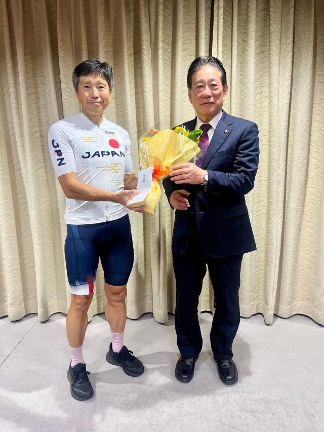 画像：小岸直樹選手と河村市長が並んでいる写真