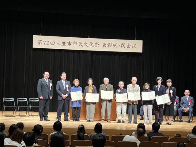 画像：表彰状を手にする俳句会入賞者皆さんの写真