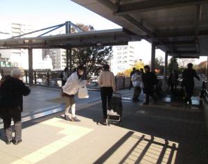 画像：ポケットティッシュを配布している様子（拡大画像へのリンク）