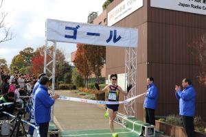 画像：総合1位の明星学園Aチームがゴールした様子の写真（拡大画像へのリンク）