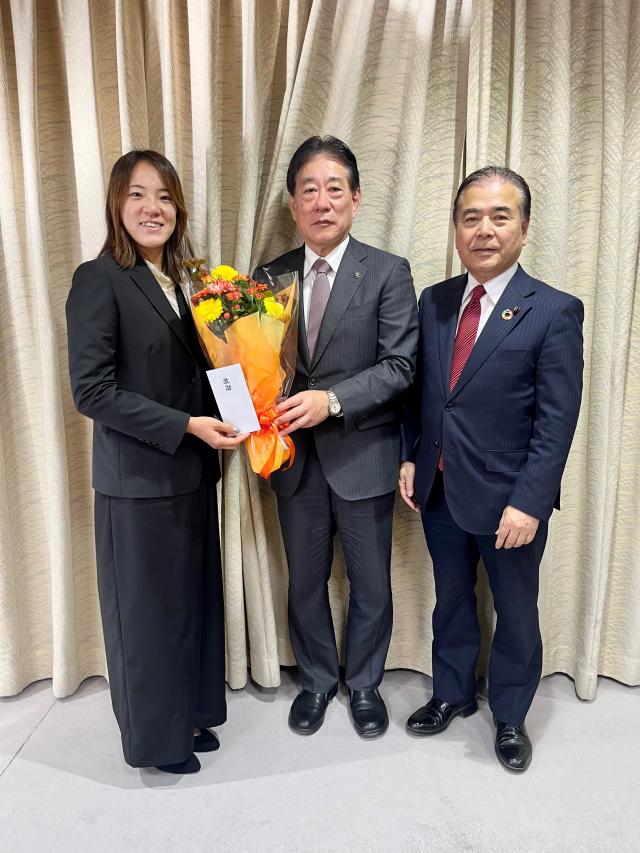 画像：高橋侑子選手と河村市長、伊藤市議会議長が写っている写真