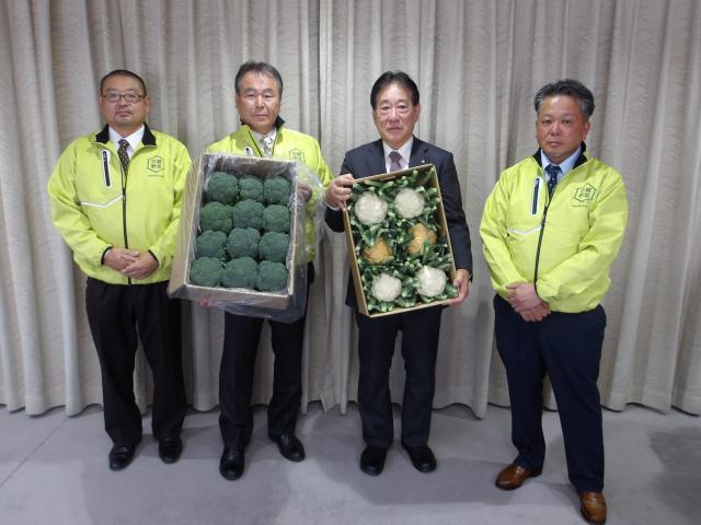 画像：三鷹産カリフラワーとブロッコリーを手にする川瀬組合長と河村市長、指田副組合長、岡田理事の写真