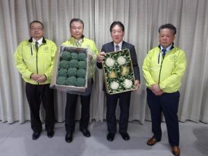 画像：三鷹産カリフラワーとブロッコリーを手にする川瀬組合長と河村市長、指田副組合長、岡田理事の写真