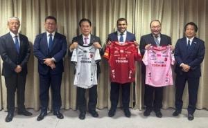 画像：河村市長とジョネ・ナイカブラ選手ほか出席者の皆さんとの記念撮影