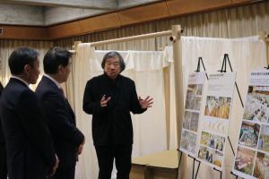 画像：簡易間仕切りシステムの説明をする坂代表理事（拡大画像へのリンク）