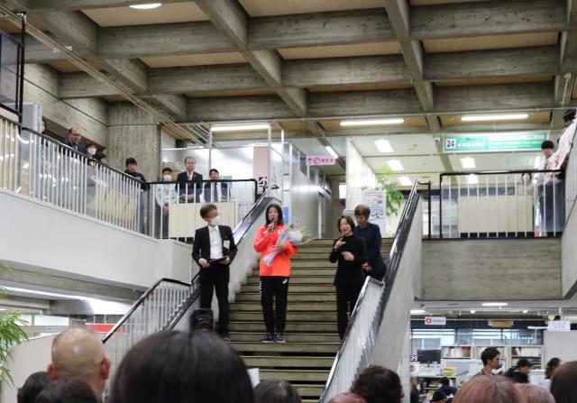 画像：市民からの質問に答える狩野監督の写真