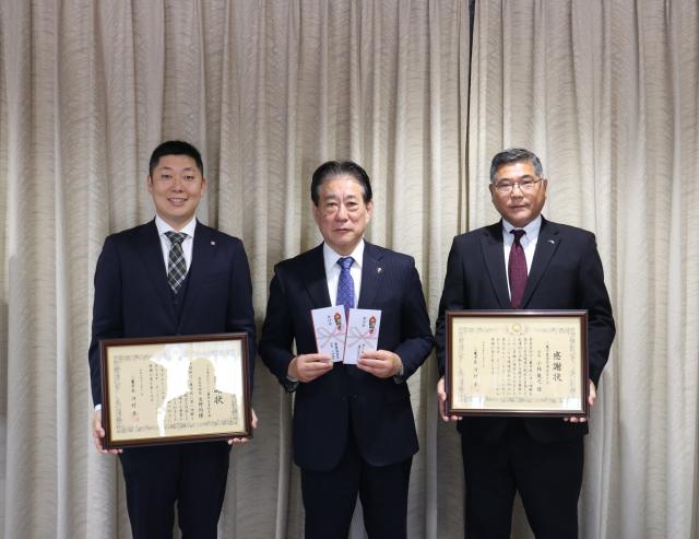 画像：市長と寄付をしていただいたかたとの写真