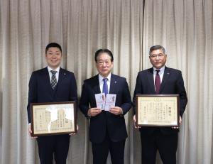 画像：市長と寄付をしていただいたかたとの写真