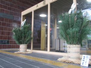 画像：市役所正面玄関に展示中の門松の写真