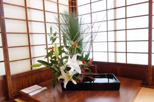 画像：大沢の里古民家の屋内に飾られた正月花の写真