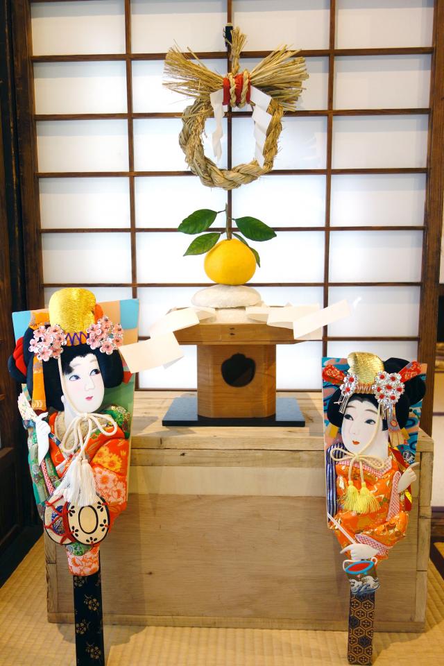 画像：大沢の里古民家の屋内に飾られた正月飾りの写真