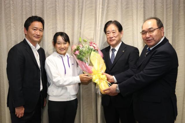 画像：岩佐さんとお父さん、河村市長、松永教育長の写真