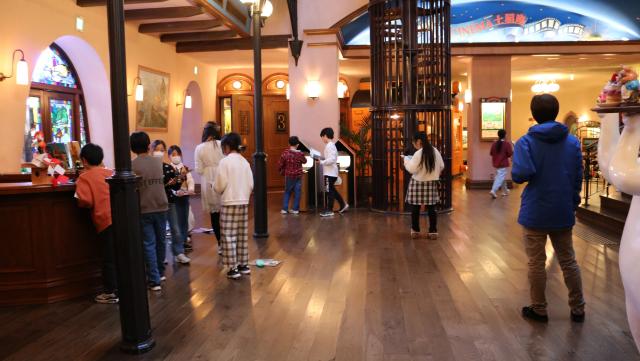 画像：館内を探索する小学生の写真