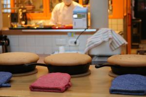 画像：円形の大きなカステラの写真（拡大画像へのリンク）