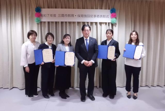 画像：表彰状を手に記念撮影