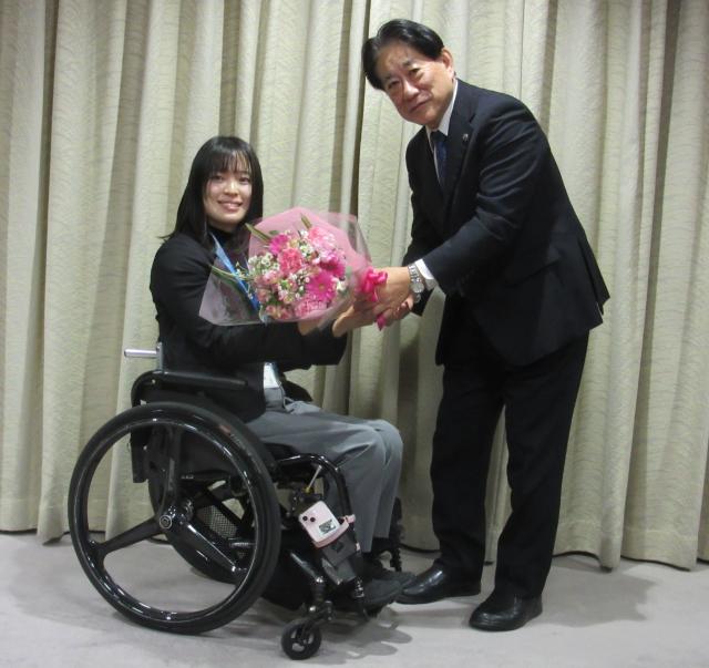 画像：河村市長より花束の贈呈