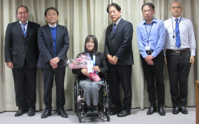 画像：皆様に囲まれて笑顔の石川選手