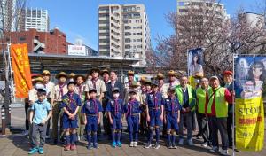 画像：協議会役員とボーイスカウトと市長の集合写真