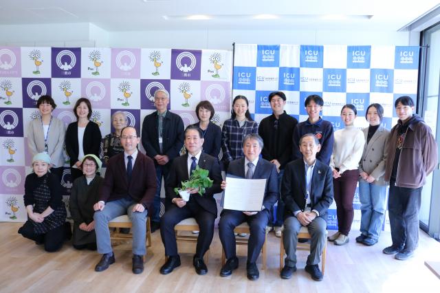 画像：国際基督教大学の「わびさびわさび」の皆さん、三鷹まるごと博物館ボランティアの皆さんと一緒に