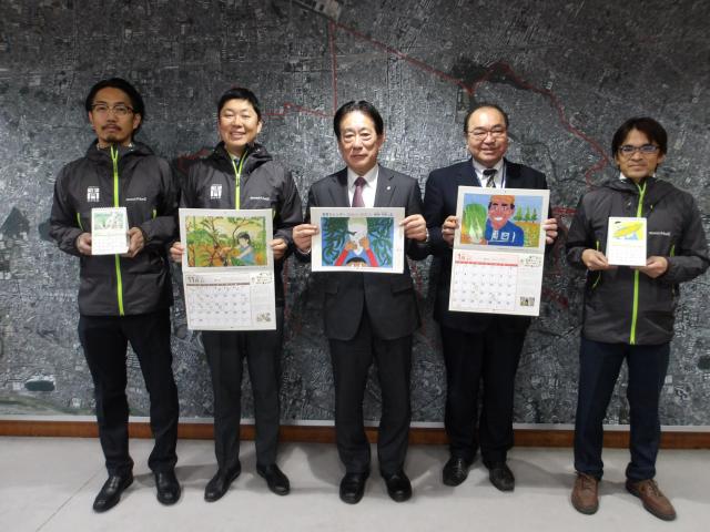 画像：食育カレンダーを手にする青壮年部の皆さまと河村市長・松永教育長の写真