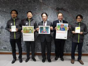画像：食育カレンダーを手にする青壮年部の皆さまと河村市長・松永教育長の写真