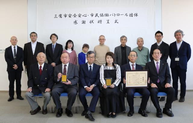 画像：感謝状を贈呈された皆さんと市長や協議会委員の皆さんの記念撮影