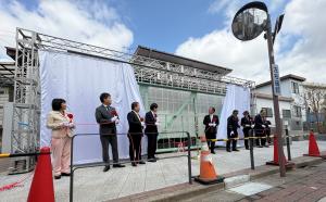 画像：除幕式で幕を開けている様子