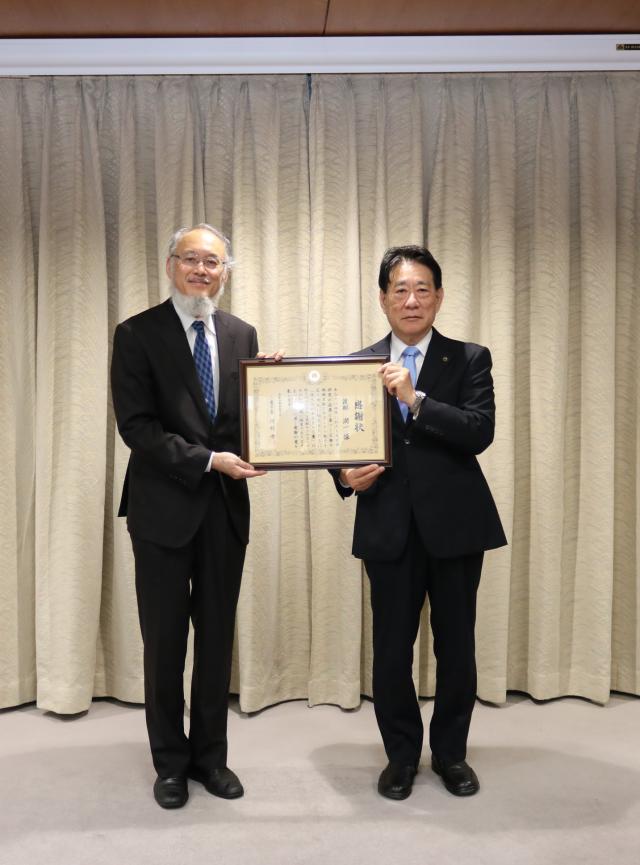 画像：感謝状を二人で持つ渡部先生と市長