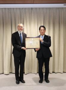 画像：感謝状を二人で持つ渡部先生と市長