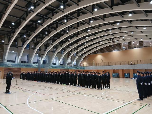 画像：規律訓練に参加する消防団員たちの写真