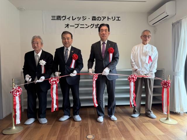 画像：市長、議長、町会代表によるテープカットの様子