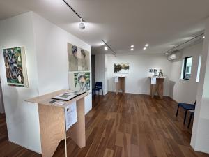 画像：クリエーター・ブースに作品が展示されている様子（拡大画像へのリンク）