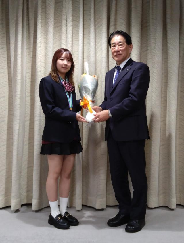 画像：桐山選手と河村市長の写真