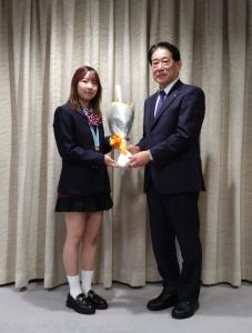 画像：桐山選手と河村市長の写真