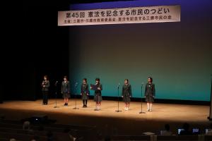 画像：日本国憲法を朗読する五中生徒の写真（拡大画像へのリンク）