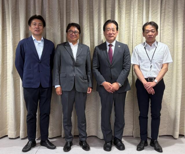 画像：株式会社SUBARU東京事業所長が表敬訪問した時の写真