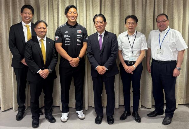 画像：チームの皆様と市長らが写っている写真