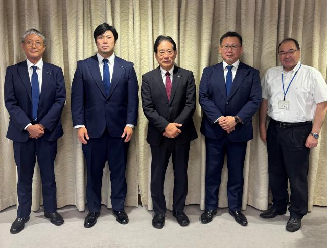 画像：チームの皆様と市長らが写っている写真
