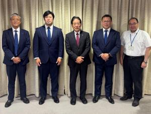 画像：チームの皆様と市長らが写っている写真