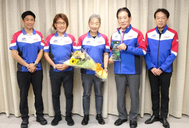 画像：河村市長とSUBARU、STIの皆さんとの写真