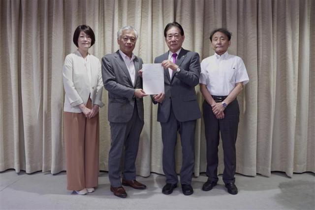 画像：総合オンブズマンが活動状況報告書を市長に手渡している様子の写真