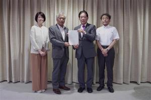 画像：総合オンブズマンが活動状況報告書を市長に手渡している様子の写真