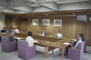 画像：総合オンブズマンが活動状況報告書を報告している様子の写真（拡大画像へのリンク）