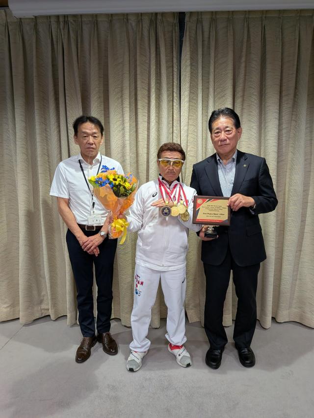 画像：川上選手と河村市長と土屋副市長の写真