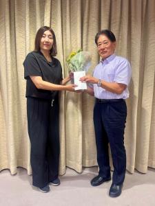 画像：狩野元監督と河村市長との記念撮影写真