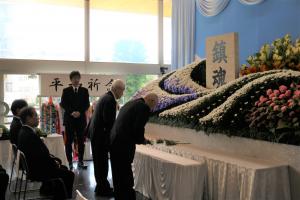 画像：献花台に向かって献花をする遺族会会長と前会長